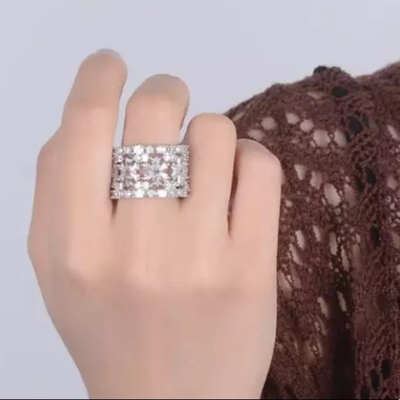 🎁 Swarovski Crystals The Hylmah Flower Ring - Picture 5 of 6